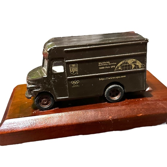 UPS Truck Desk Model on Stand w/Plaque 90th Anniversary 1997 - Picture 7 of 11